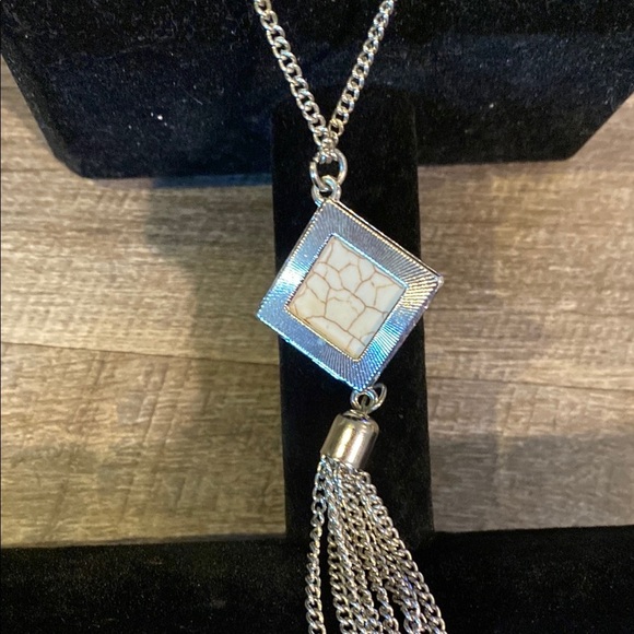 Chic Silver Necklace with Howlite Pendant with Geometric Tassel - Picture 4 of 5